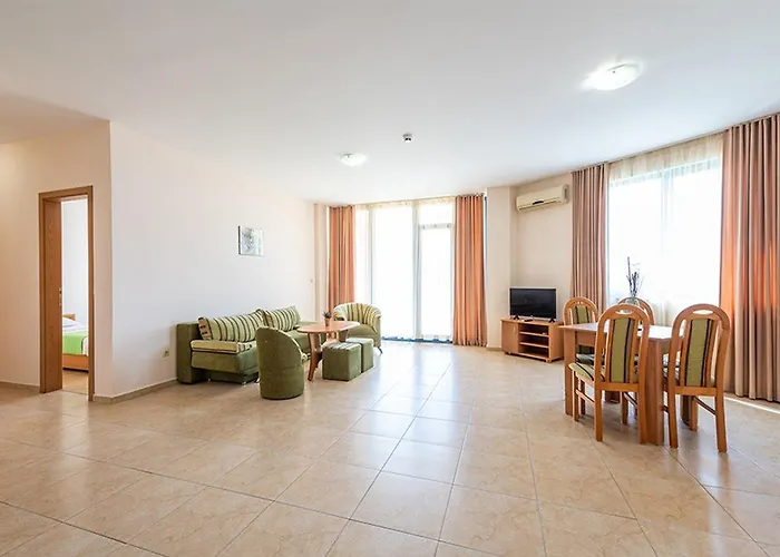 Trakia Plaza מלון דירות 4*